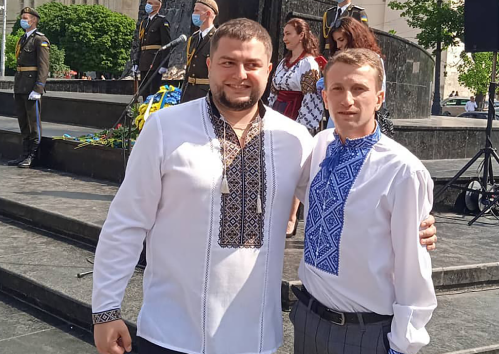 Михайло Міхняк (справа) разом з заступником голови Львівської облради Юрієм Холодом у центрі Львова