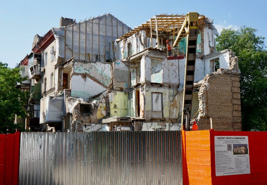 Поточний стан зруйнованого росіянами будинку на вул. Сталеварів, 16 (фото Запорізької міськради)