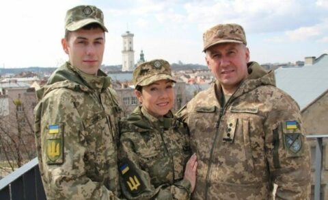 Андрій Дубовой (справа) з дружиною Аллою і сином Владиславом (фото АрміяInform, 2021 рік)