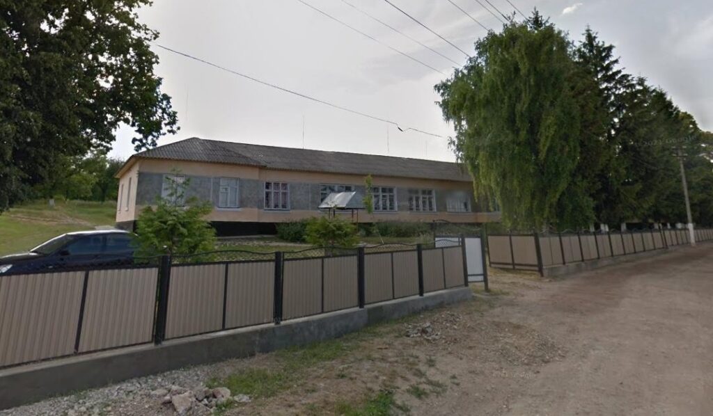 Приміщення колишньої школи-інтернату №2 у Хотині відремонтують для розміщення переселенців (фото Google)