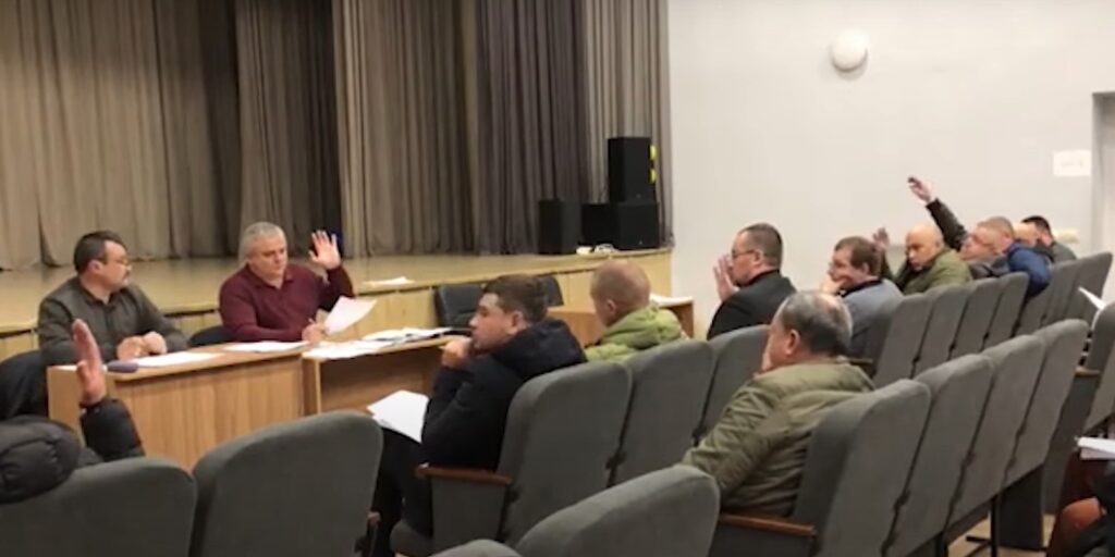 Депутати Сокільницької сільради голосують за викуп чотирьох гектарів Володимиром Здзебою (скриншот YouTube)