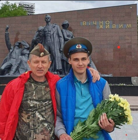 Микола Корецький зі своїм сином Максимом біля меморіалу «Вічно живим» у Кременчуці (фото Facebook)