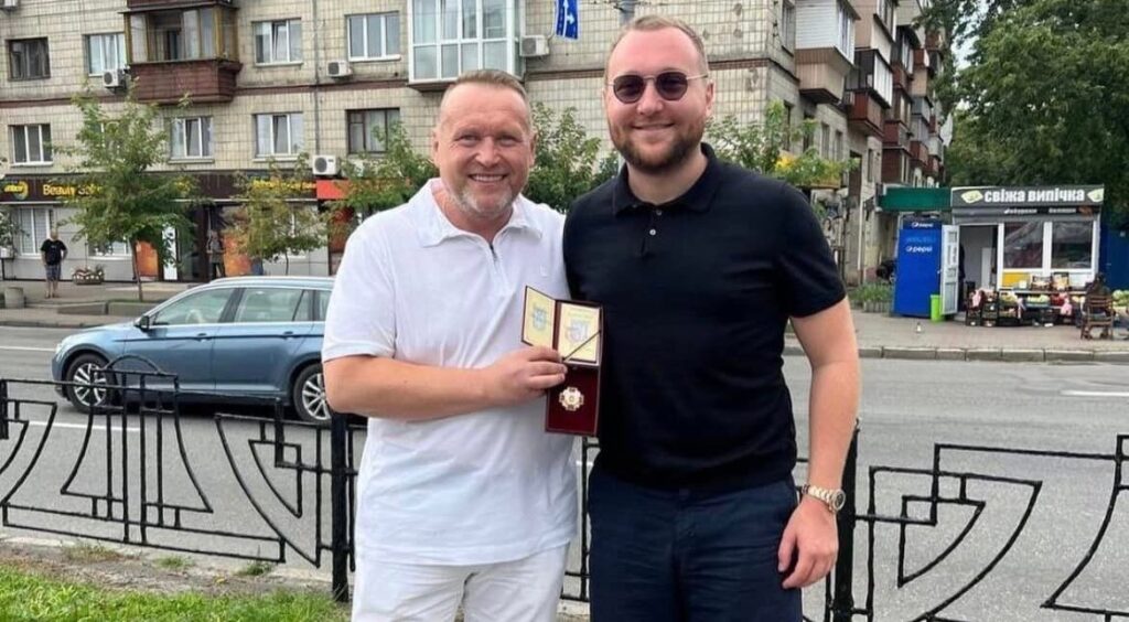 Ihor Hrynkevych and his son Roman pose with the Defense Ministry's award (photo by Hope.ua)