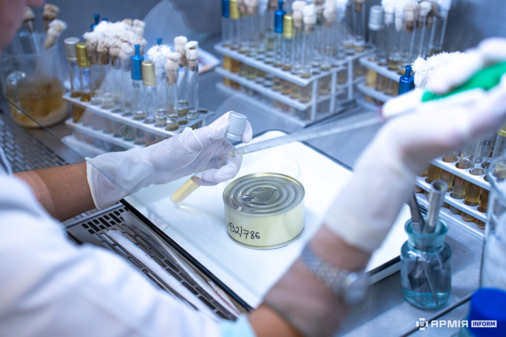 Examination of canned products in one of the laboratories of the DFSVM (photo by ArmyInform)