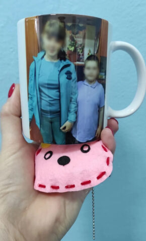 The mug, that was gifted by children from the Velykyi Liubin boarding school to doctors of psychiatric hospital (picture provided by Bohdan Chechotka)