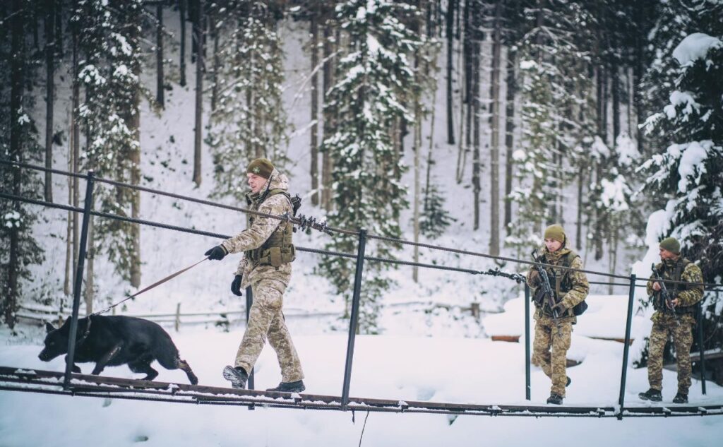 Патруль українських прикордонників у Карпатах (фото Media Center Ukraine) 