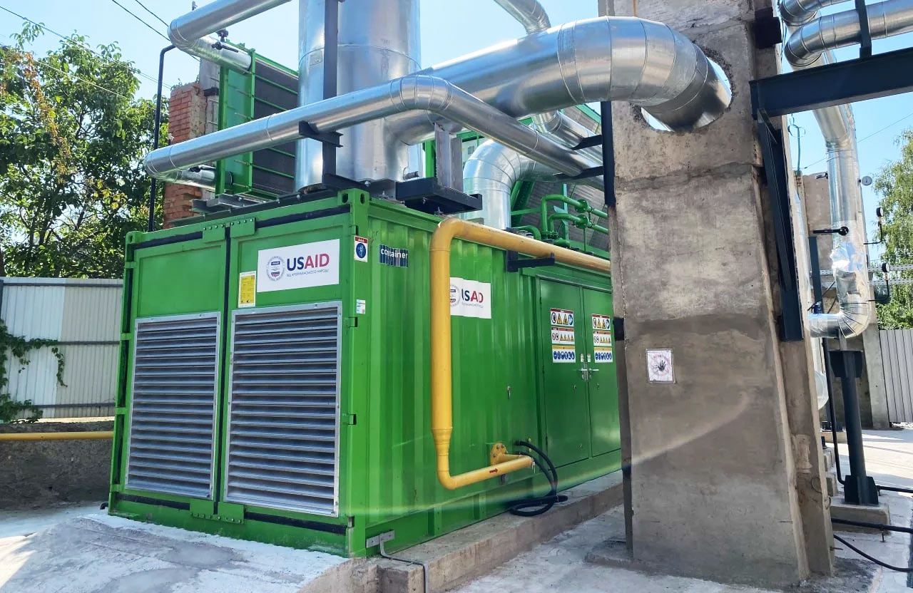 Одна з газопоршневих когенераційних установок, переданих в межах проекту USAID і запущених у Полтаві (фото Полтавської міськради)