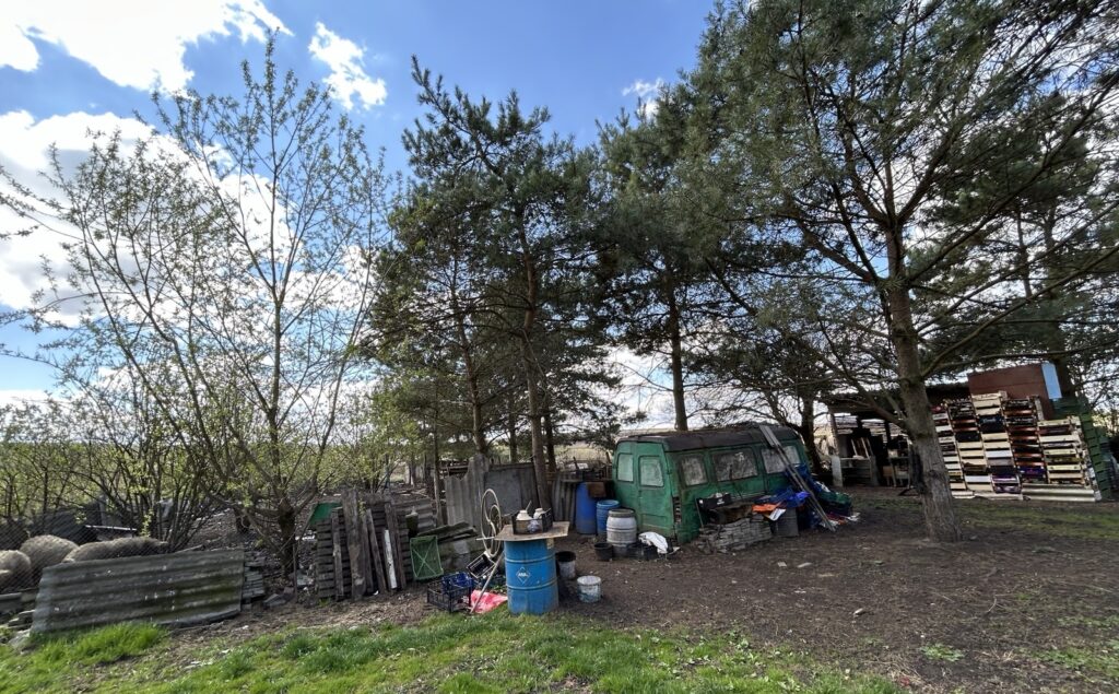 A metal container in the territory of the farm in Rodatychi, where Yaroslav Povoroznyk used to reside (a photo by NGL.media)