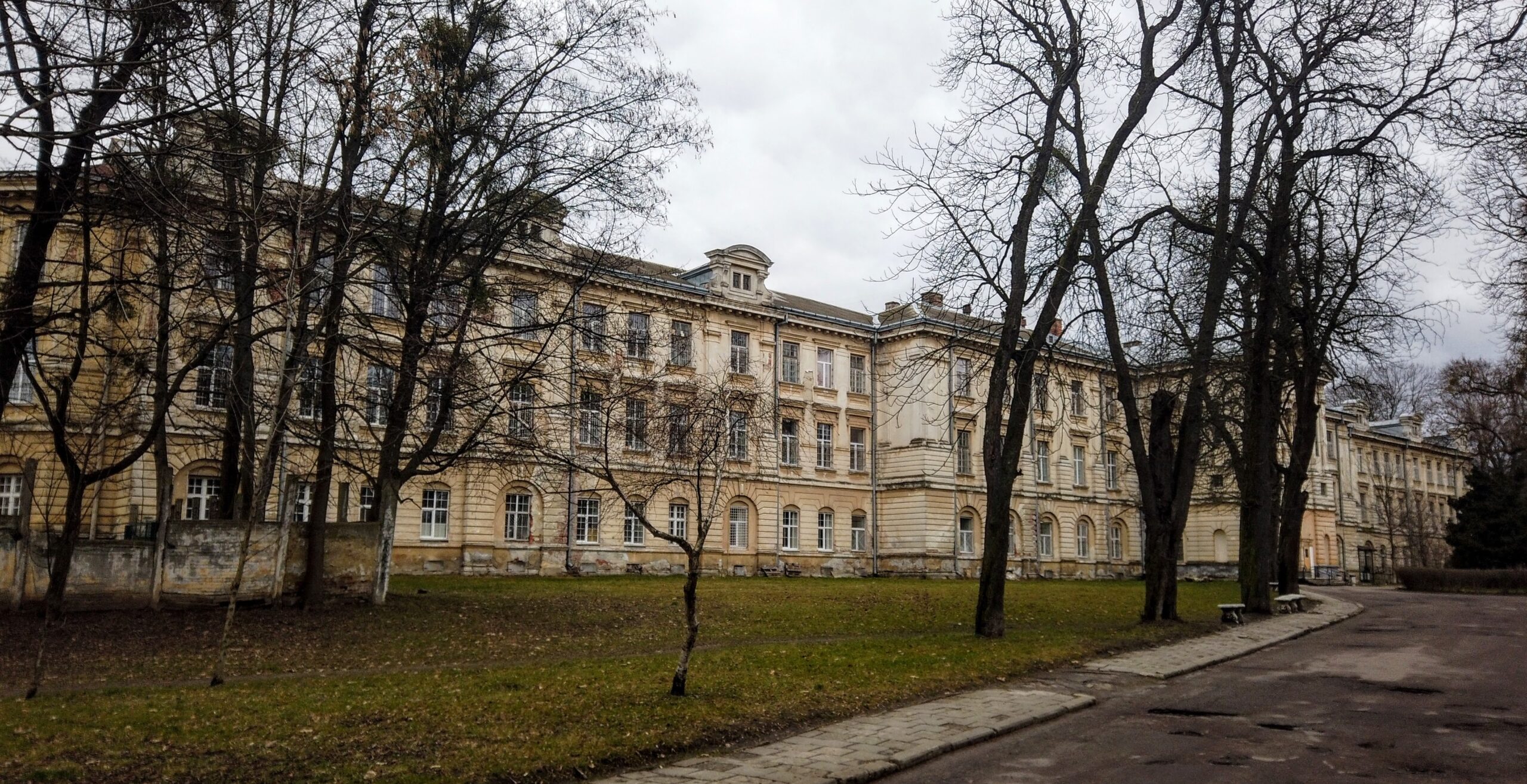 Заплановані витрати на ремонт головного корпусу Львівської обласної психіатричної лікарні уже сягнули майже мільярда гривень (фото Trip Impressions)