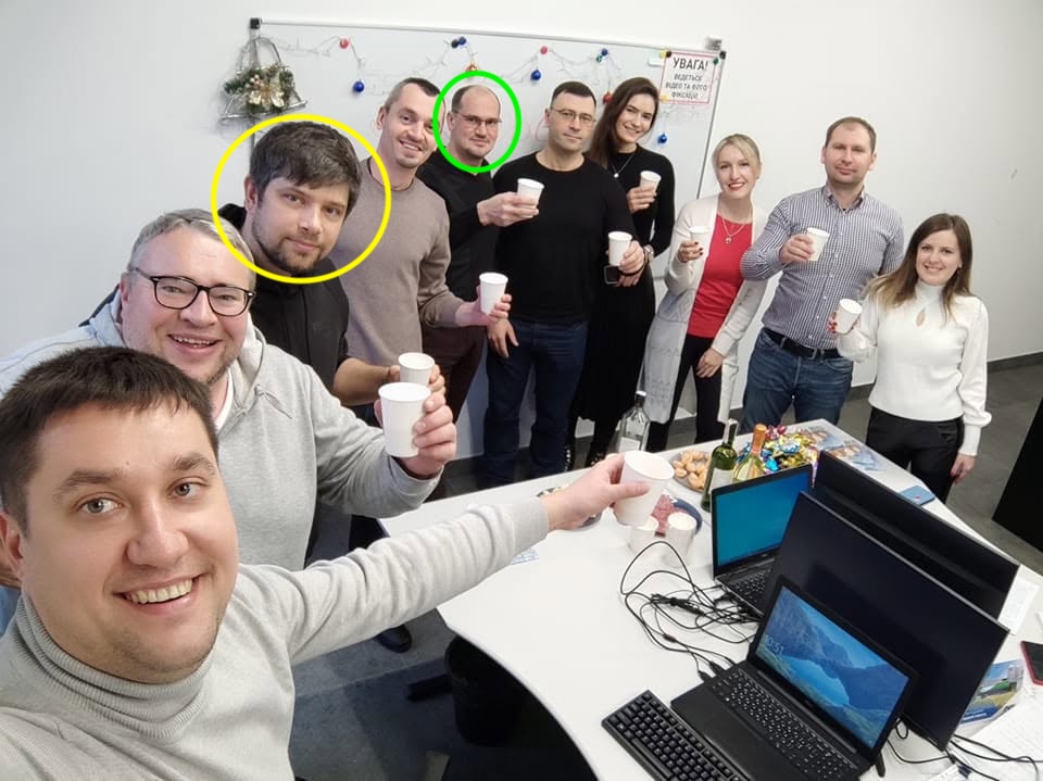 На груповому фото в офісі «Коудайс Україна» Павло Виговський позначений жовтим кольором, а Роман Базарник – зеленим