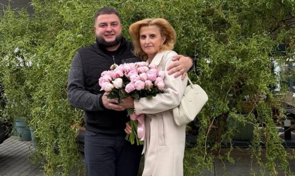 Виконувач обов'язків голови Львівської облради Юрій Холод зі своєю матір’ю Романою Холод (фото Facebook)
